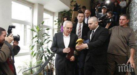 ексклузивно видео изменникът местан опита избяга златният скункс догони статуетката бутната служебната кола сашо диков