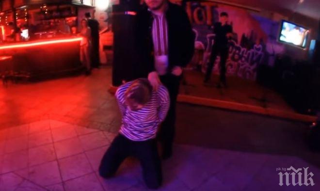 Накъде върви светът?! Екзекуциите станаха част от развлекателния бизнес: Инсценираха убийството на руския пилот в бар в Киев (видео)
