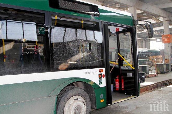 Отново строшиха стъкло на автобус в Стара Загора (снимки)