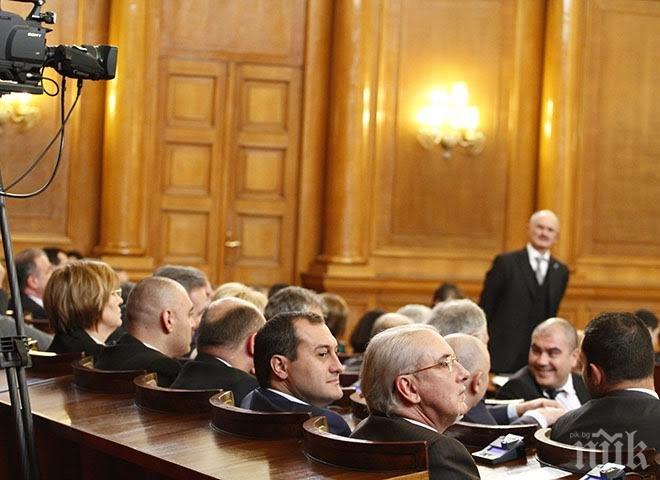 Изменникът Местан се промъкна през задния вход и седна на последното място в парламента