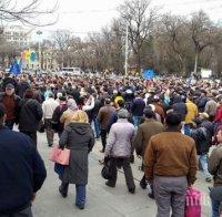 Протестиращите в Кишинев се отправиха към извънградската резиденция на президента на Молдова