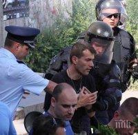 Първо в ПИК! Арестуваха Боян Расате, пребил с юмруци мъж с куче в центъра на София! Националистът отведен с белезници в Трето районно (обновена)