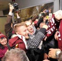 Над 200 тифози посрещнаха Чиро Имобиле на летището в Торино