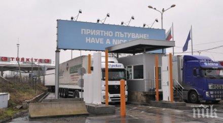 митничари намериха бойни пистолети патрони лек автомобил