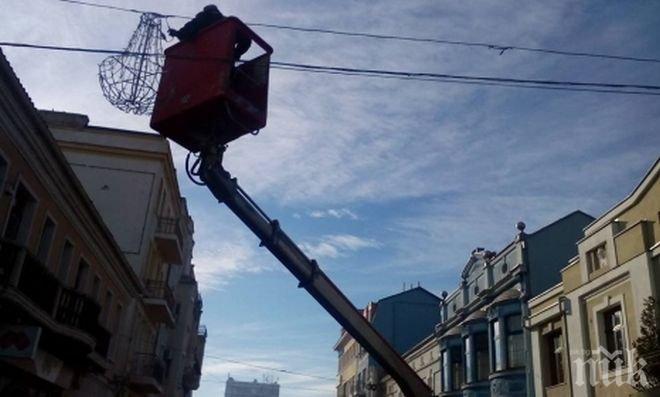 Започва премахването на коледната украса в Бургас
