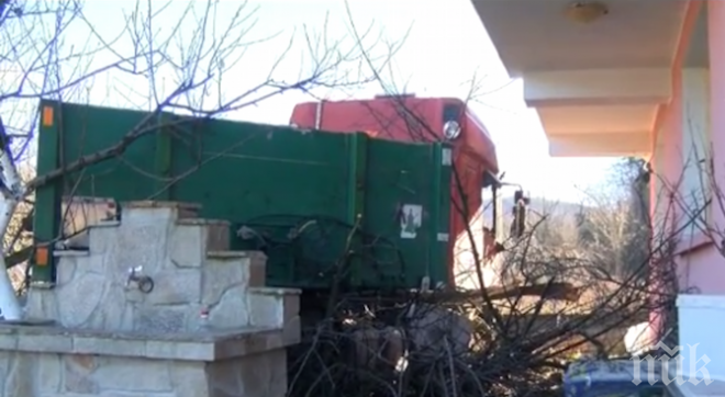 ТИР влетя в двор на къща