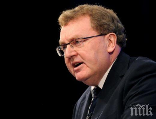 Министър призна, че е хомосексуалист
