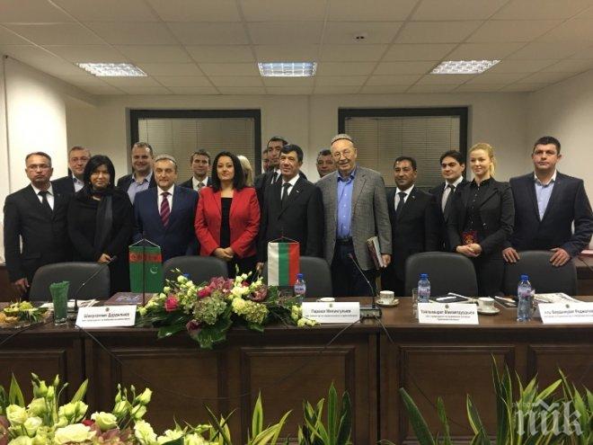 Павлова и Шамухаммет Дурдилиев се запознаха с възможностите за производство на елементи за строителството