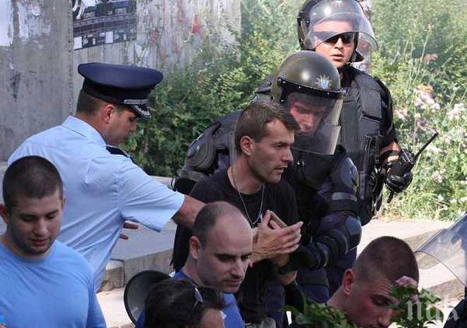 Първо в ПИК! Арестуваха Боян Расате, пребил с юмруци мъж с куче в центъра на София! Националистът отведен с белезници в Трето районно (обновена)