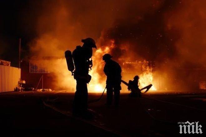 Най-малко трима души са убити при взривове в столицата на Индонезия