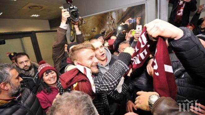 Над 200 тифози посрещнаха Чиро Имобиле на летището в Торино
