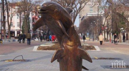 пик делфини красят новия център варна