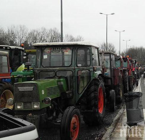 90 гръцки трактори готвят блокада на границата