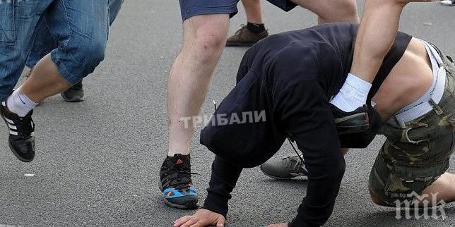 Четирима хлапаци се сбиха в двора на училище