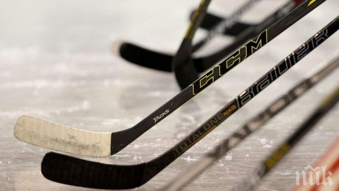 Младежите с победа на старта на Световното по хокей