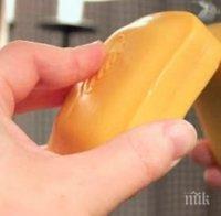 Тя рисува върху огледалото си със сапун. Днес, аз ще направя същото! Защо?