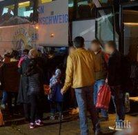 Автобусът с бежанци за Меркел се върна