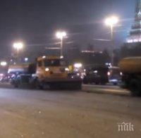 Снегът в София доведе до автомелета: Две коли се удариха в снегорини, автобус пък закъса