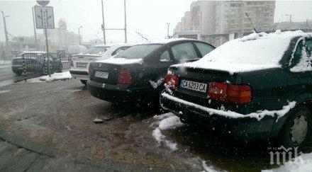 нагли столичани окупираха тротоарите снимки