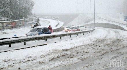 снеговалежът блокира пътища казанлъшко