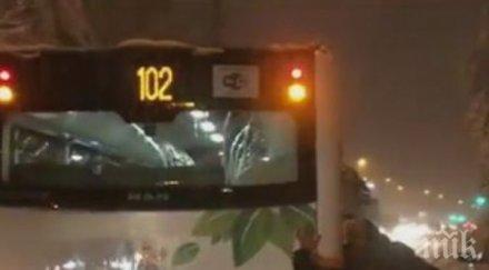 граждани бутат автобус 102 закъсал софийските преспи