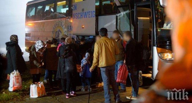 Автобусът с бежанци за Меркел се върна