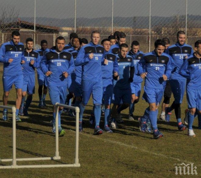 Снегът не спря Левски (видео)