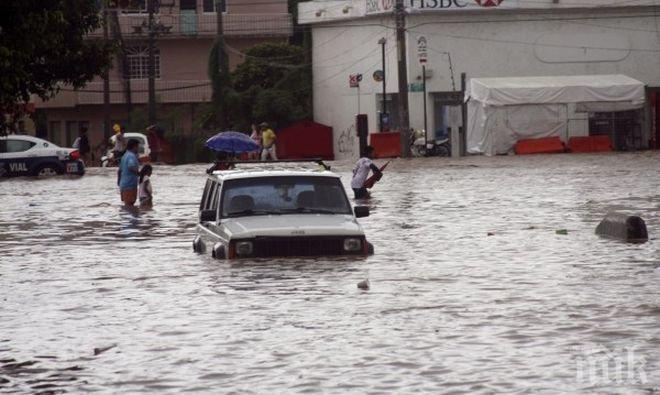 ЕКСКЛУЗИВНО! Воден апокалипсис в Смолянско! Придошли реки разрушиха сгради и отнесоха къщи и коли (снимка и видео)