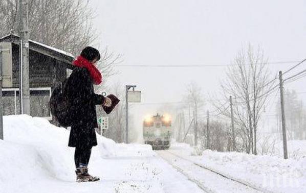 Спряха влаковете в 8 участъка заради тежка зимна обстановка