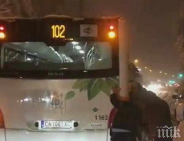 Граждани бутат автобус 102, закъсал в софийските преспи
