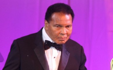 mохамед али тежко болен отива