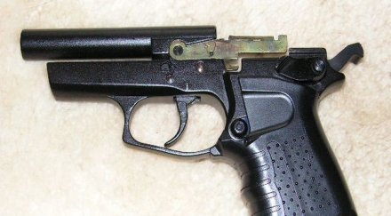 годишен размаха пищов училище влязъл образа баретата