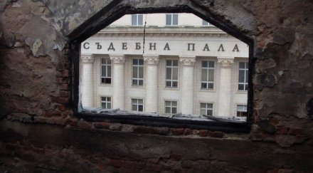 заглушителят попречил стрелеца улучи баретата главата