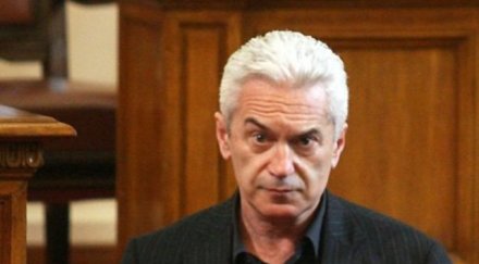 атака изпадна международна изолация