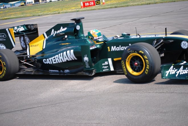 Холандец сменя Виталий Петров в тима на Катерам