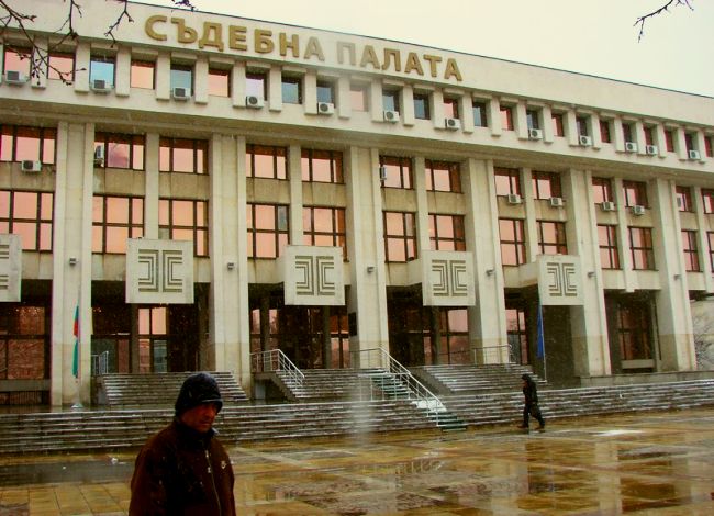 Спипаха мъж, плашил съда в Бургас с бомба