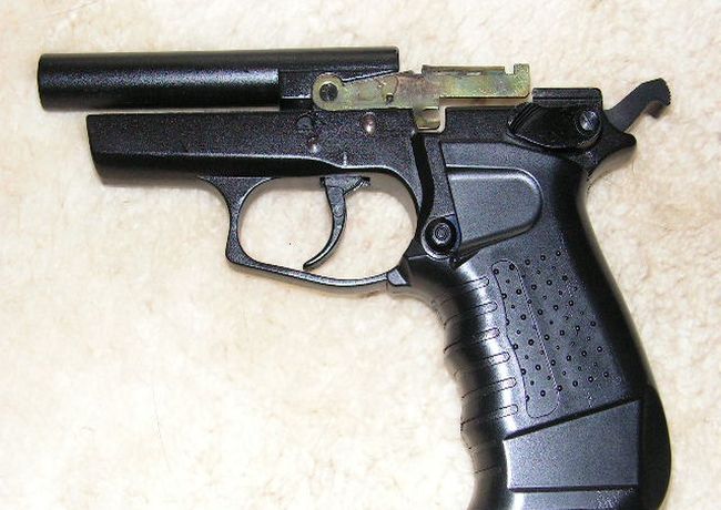 16-годишен размаха пищов в училище, влязъл в образа на Баретата