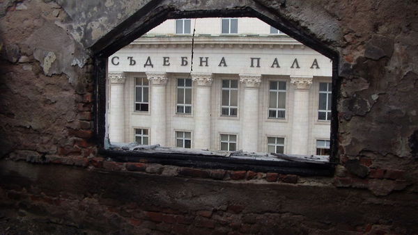 Заглушителят попречил на стрелеца да улучи Баретата в главата