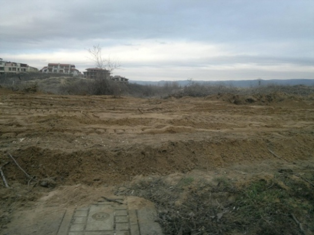 Бабата на зам.-областния управител на Бургас се облажи със земя край морето