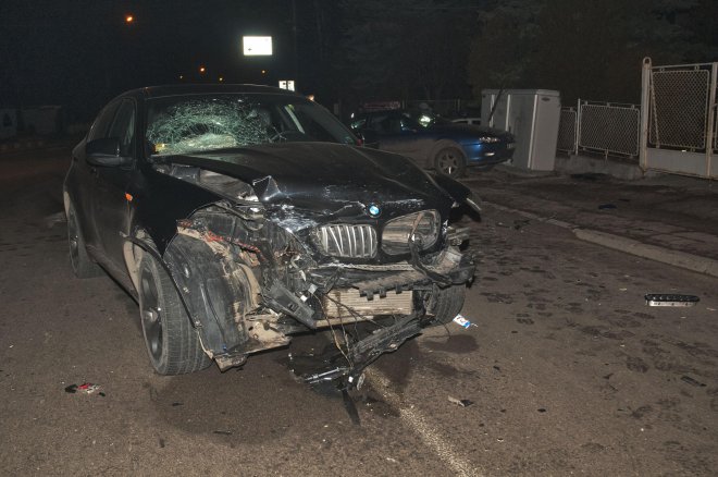 Две коли в челен сблъсък пред къщата на Таки