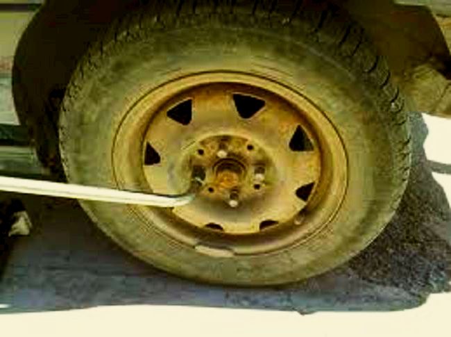 КАРЪК: Пука гума, обират го