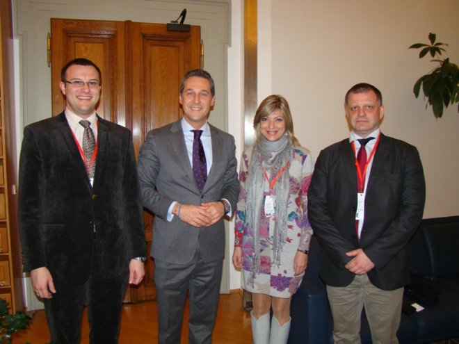 Партията на Капка на патриотично турне в ЕС