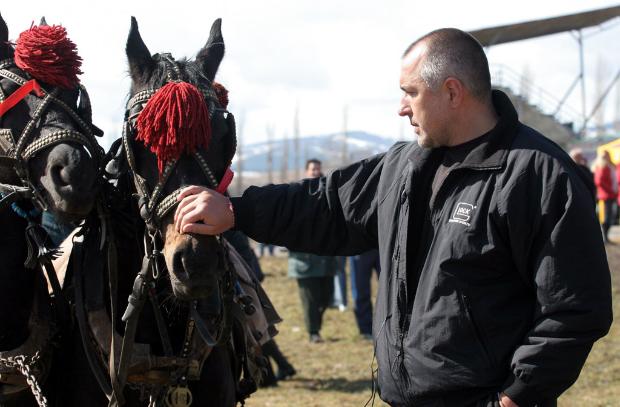 Бойко разпуска с езда като аристократ