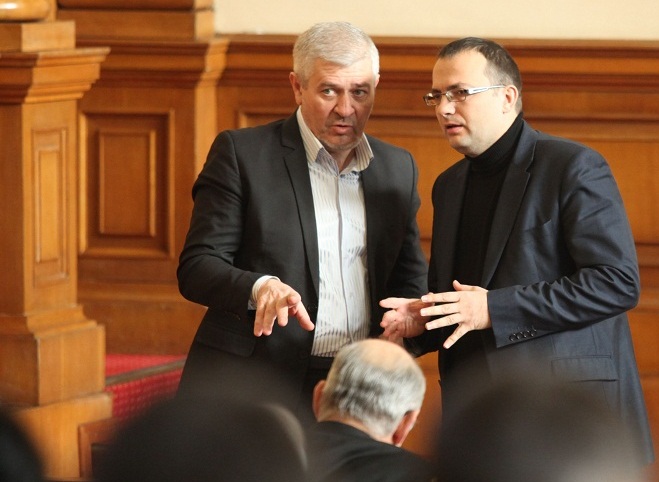 Депутати набират членове за нова формация през Фейсбук