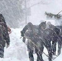 ЕКСКЛУЗИВНО! Драма с щастлив край в Балкана след 4 дни снежна блокада! Пожарникари и полицаи спасиха 9 души, сред които дете!    