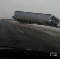 ТИР закъса на пътя Ботевград - Мездра