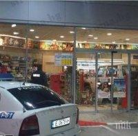 Джип потегли сам и се вряза в бензиностанция (снимки)