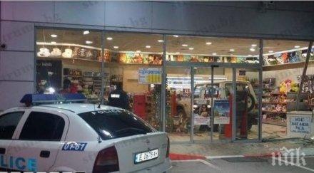 джип потегли сам вряза бензиностанция снимки