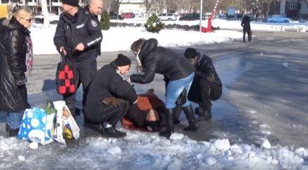 потресаващо мъж лежи локва кръв чака минути линейка видео