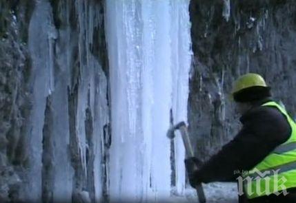 Чистят ледените висулки в Пловдив